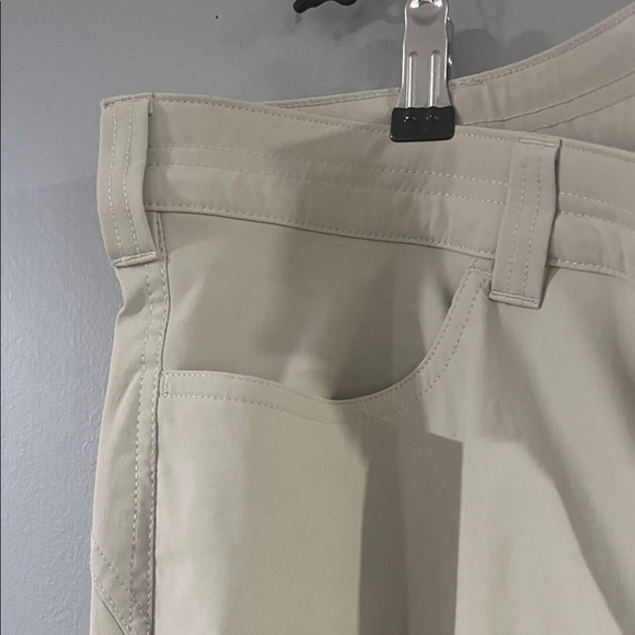 Eddie Bauer Woman’s Tan Cargo Pants Size 20 - Picture 6 of 9